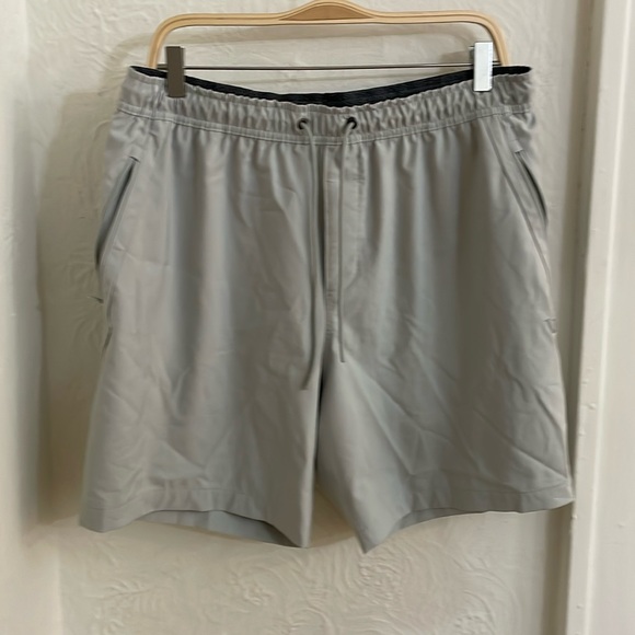 VUORI Men's Train Tech Athletic Shorts Size XL In Grey - Picture 3 of 8